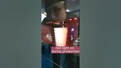 Comment acheter une tasse de café dans un distributeur automatique?