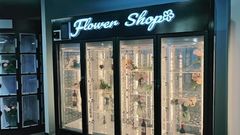 Distributeur de fleurs fraîches, casier transparent dans le réfrigérateur.