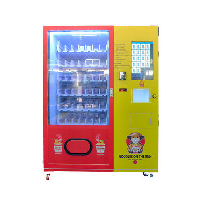 Obtenez de l'eau chaude gratuite après avoir acheté une tasse de nouilles instantanées, du café instantané à la ramen, et un distributeur automatique.