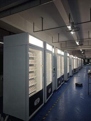 Vendeuse de snacks conçue pour fournir un service avec un écran tactile de 215 pouces et une boîte lumineuse accrocheuse dans les magasins de détail