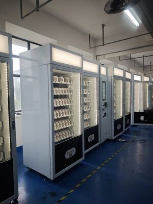 Machine de vente de collations équipée d'un grand écran tactile et d'une boîte lumineuse montée en haut pour une meilleure visibilité et des performances de vente